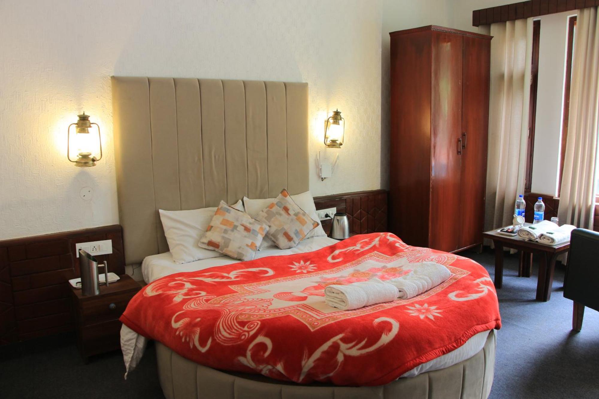 The Village Manali- Cafe, Bar & Bistro Resort *